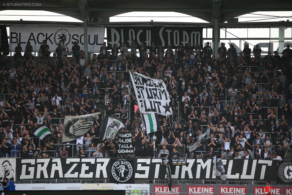 Sturm Graz - St. Poelten
Oesterreichische Fussball Bundesliga, 32. Runde, SK Sturm Graz - SKN St. Poelten, Stadion Liebenau Graz, 06.05.2017. 

Foto zeigt Fans von Sturm
