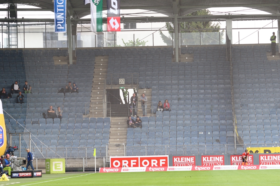 Sturm Graz - St. Poelten
Oesterreichische Fussball Bundesliga, 32. Runde, SK Sturm Graz - SKN St. Poelten, Stadion Liebenau Graz, 06.05.2017. 

Foto zeigt Fans von St. Poelten
