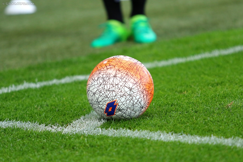 Sturm Graz - St. Poelten
Oesterreichische Fussball Bundesliga, 32. Runde, SK Sturm Graz - SKN St. Poelten, Stadion Liebenau Graz, 06.05.2017. 

Foto zeigt ein Feature mit dem Ball
