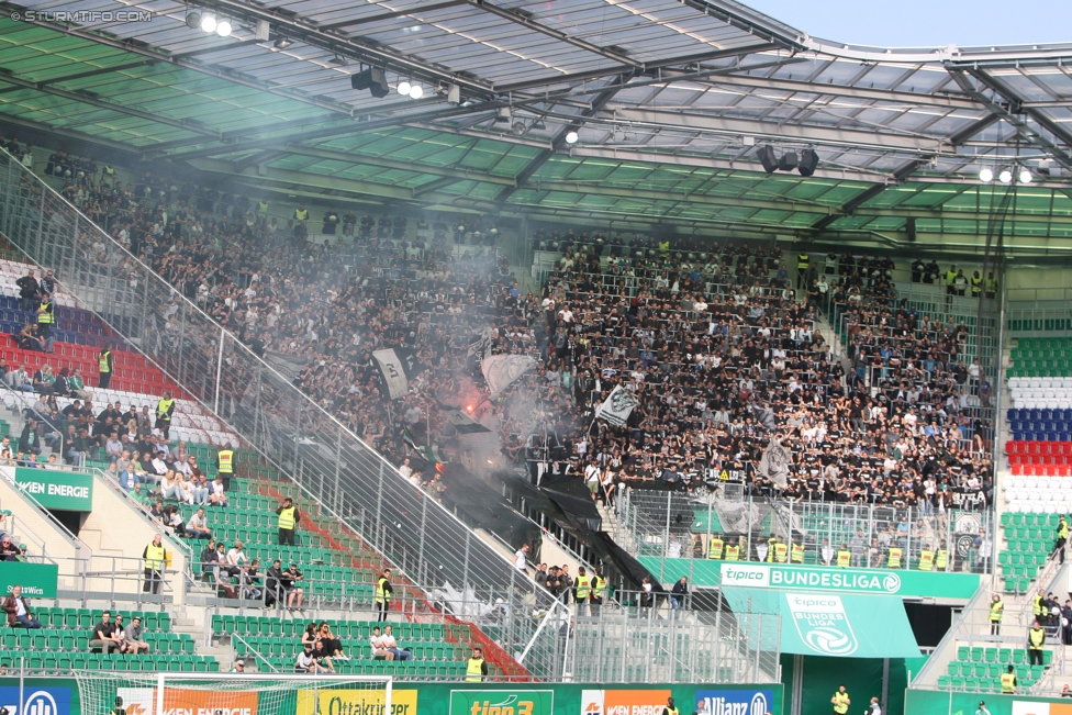 Rapid Wien - Sturm Graz
Oesterreichische Fussball Bundesliga, 34. Runde, SK Rapid Wien - SK Sturm Graz, Weststadion Wien, 21.05.2017. 

Foto zeigt Fans von Sturm
Schlüsselwörter: pyrotechnik