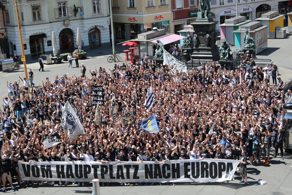 Sturm Graz - Admira Wacker
Oesterreichische Fussball Bundesliga, 35. Runde, SK Sturm Graz - FC Admira Wacker Moedling, Stadion Liebenau Graz, 25.05.2017. 

Foto zeigt Fans von Sturm beim Corteo
Schlüsselwörter: pyrotechnik