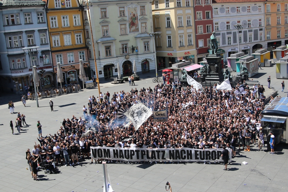 Sturm Graz - Admira Wacker
Oesterreichische Fussball Bundesliga, 35. Runde, SK Sturm Graz - FC Admira Wacker Moedling, Stadion Liebenau Graz, 25.05.2017. 

Foto zeigt Fans von Sturm beim Corteo
Schlüsselwörter: pyrotechnik