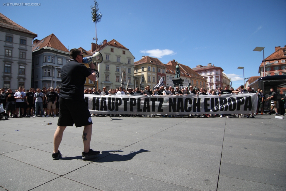 Sturm Graz - Admira Wacker
Oesterreichische Fussball Bundesliga, 35. Runde, SK Sturm Graz - FC Admira Wacker Moedling, Stadion Liebenau Graz, 25.05.2017. 

Foto zeigt Fans von Sturm beim Corteo
Schlüsselwörter: pyrotechnik