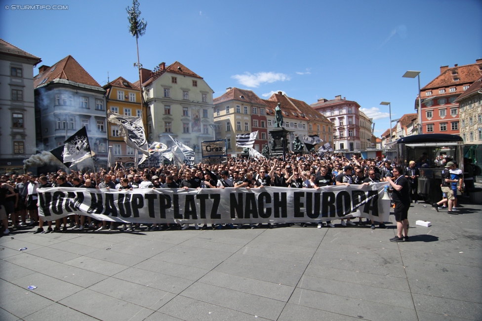 Sturm Graz - Admira Wacker
Oesterreichische Fussball Bundesliga, 35. Runde, SK Sturm Graz - FC Admira Wacker Moedling, Stadion Liebenau Graz, 25.05.2017. 

Foto zeigt Fans von Sturm beim Corteo
Schlüsselwörter: pyrotechnik