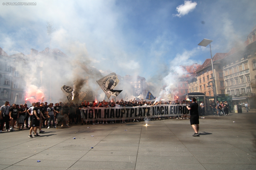 Sturm Graz - Admira Wacker
Oesterreichische Fussball Bundesliga, 35. Runde, SK Sturm Graz - FC Admira Wacker Moedling, Stadion Liebenau Graz, 25.05.2017. 

Foto zeigt Fans von Sturm beim Corteo
Schlüsselwörter: pyrotechnik