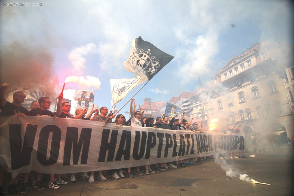 Sturm Graz - Admira Wacker
Oesterreichische Fussball Bundesliga, 35. Runde, SK Sturm Graz - FC Admira Wacker Moedling, Stadion Liebenau Graz, 25.05.2017. 

Foto zeigt Fans von Sturm beim Corteo
Schlüsselwörter: pyrotechnik