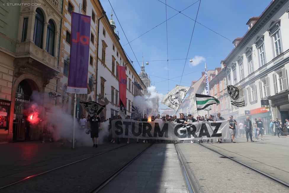 Sturm Graz - Admira Wacker
Oesterreichische Fussball Bundesliga, 35. Runde, SK Sturm Graz - FC Admira Wacker Moedling, Stadion Liebenau Graz, 25.05.2017. 

Foto zeigt Fans von Sturm beim Corteo
Schlüsselwörter: pyrotechnik