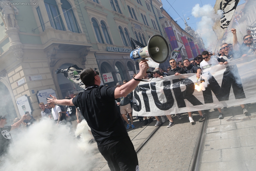 Sturm Graz - Admira Wacker
Oesterreichische Fussball Bundesliga, 35. Runde, SK Sturm Graz - FC Admira Wacker Moedling, Stadion Liebenau Graz, 25.05.2017. 

Foto zeigt Fans von Sturm beim Corteo
Schlüsselwörter: pyrotechnik