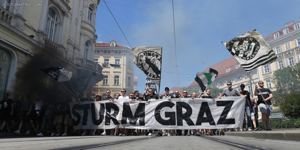 Sturm Graz - Admira Wacker
Oesterreichische Fussball Bundesliga, 35. Runde, SK Sturm Graz - FC Admira Wacker Moedling, Stadion Liebenau Graz, 25.05.2017. 

Foto zeigt Fans von Sturm beim Corteo
Schlüsselwörter: pyrotechnik