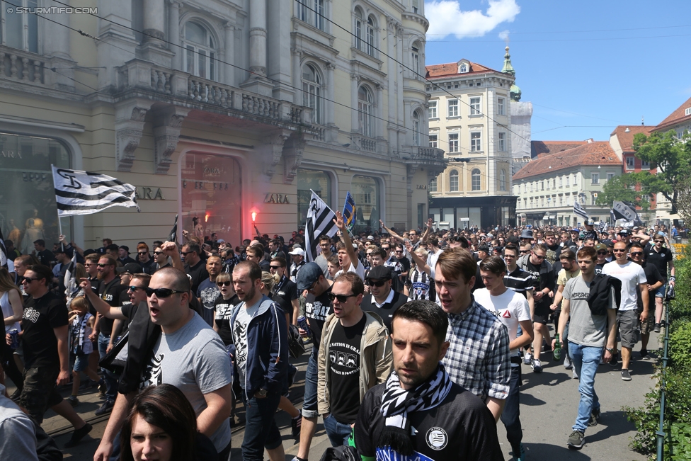 Sturm Graz - Admira Wacker
Oesterreichische Fussball Bundesliga, 35. Runde, SK Sturm Graz - FC Admira Wacker Moedling, Stadion Liebenau Graz, 25.05.2017. 

Foto zeigt Fans von Sturm beim Corteo
Schlüsselwörter: pyrotechnik