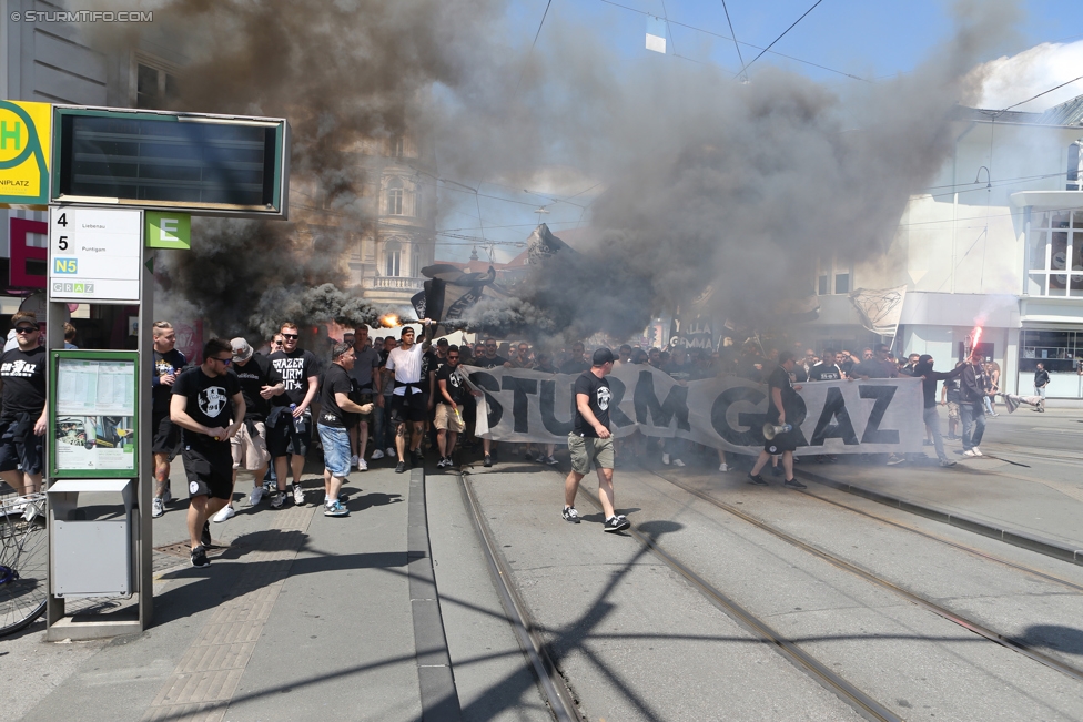 Sturm Graz - Admira Wacker
Oesterreichische Fussball Bundesliga, 35. Runde, SK Sturm Graz - FC Admira Wacker Moedling, Stadion Liebenau Graz, 25.05.2017. 

Foto zeigt Fans von Sturm beim Corteo
Schlüsselwörter: pyrotechnik