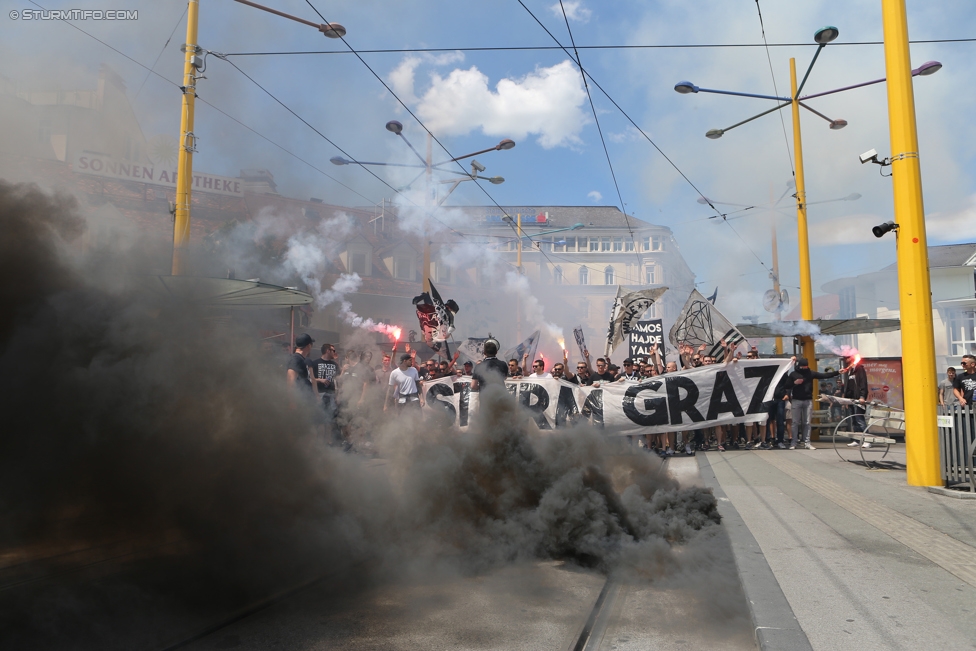 Sturm Graz - Admira Wacker
Oesterreichische Fussball Bundesliga, 35. Runde, SK Sturm Graz - FC Admira Wacker Moedling, Stadion Liebenau Graz, 25.05.2017. 

Foto zeigt Fans von Sturm beim Corteo
Schlüsselwörter: pyrotechnik