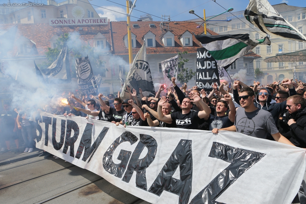 Sturm Graz - Admira Wacker
Oesterreichische Fussball Bundesliga, 35. Runde, SK Sturm Graz - FC Admira Wacker Moedling, Stadion Liebenau Graz, 25.05.2017. 

Foto zeigt Fans von Sturm beim Corteo
Schlüsselwörter: pyrotechnik