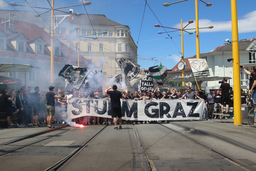 Sturm Graz - Admira Wacker
Oesterreichische Fussball Bundesliga, 35. Runde, SK Sturm Graz - FC Admira Wacker Moedling, Stadion Liebenau Graz, 25.05.2017. 

Foto zeigt Fans von Sturm beim Corteo
Schlüsselwörter: pyrotechnik