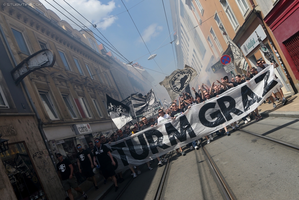 Sturm Graz - Admira Wacker
Oesterreichische Fussball Bundesliga, 35. Runde, SK Sturm Graz - FC Admira Wacker Moedling, Stadion Liebenau Graz, 25.05.2017. 

Foto zeigt Fans von Sturm beim Corteo
Schlüsselwörter: pyrotechnik