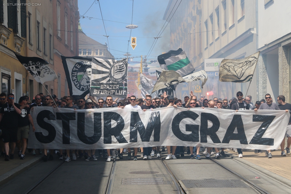 Sturm Graz - Admira Wacker
Oesterreichische Fussball Bundesliga, 35. Runde, SK Sturm Graz - FC Admira Wacker Moedling, Stadion Liebenau Graz, 25.05.2017. 

Foto zeigt Fans von Sturm beim Corteo
Schlüsselwörter: pyrotechnik