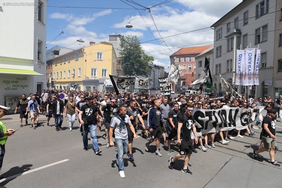 Sturm Graz - Admira Wacker
Oesterreichische Fussball Bundesliga, 35. Runde, SK Sturm Graz - FC Admira Wacker Moedling, Stadion Liebenau Graz, 25.05.2017. 

Foto zeigt Fans von Sturm beim Corteo
Schlüsselwörter: pyrotechnik