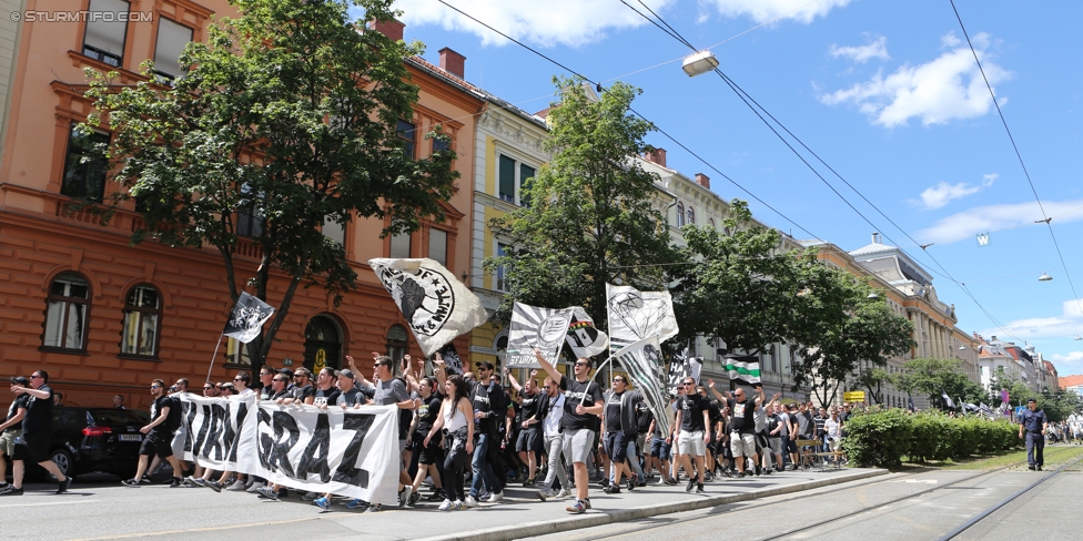 Sturm Graz - Admira Wacker
Oesterreichische Fussball Bundesliga, 35. Runde, SK Sturm Graz - FC Admira Wacker Moedling, Stadion Liebenau Graz, 25.05.2017. 

Foto zeigt Fans von Sturm beim Corteo
Schlüsselwörter: pyrotechnik