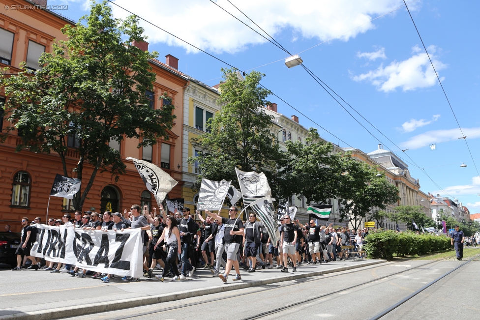 Sturm Graz - Admira Wacker
Oesterreichische Fussball Bundesliga, 35. Runde, SK Sturm Graz - FC Admira Wacker Moedling, Stadion Liebenau Graz, 25.05.2017. 

Foto zeigt Fans von Sturm beim Corteo
Schlüsselwörter: pyrotechnik