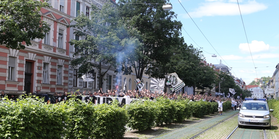 Sturm Graz - Admira Wacker
Oesterreichische Fussball Bundesliga, 35. Runde, SK Sturm Graz - FC Admira Wacker Moedling, Stadion Liebenau Graz, 25.05.2017. 

Foto zeigt Fans von Sturm beim Corteo
Schlüsselwörter: pyrotechnik