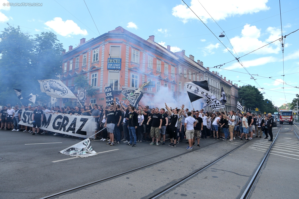 Sturm Graz - Admira Wacker
Oesterreichische Fussball Bundesliga, 35. Runde, SK Sturm Graz - FC Admira Wacker Moedling, Stadion Liebenau Graz, 25.05.2017. 

Foto zeigt Fans von Sturm beim Corteo
Schlüsselwörter: pyrotechnik