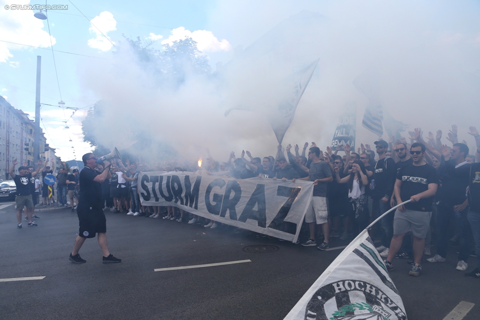 Sturm Graz - Admira Wacker
Oesterreichische Fussball Bundesliga, 35. Runde, SK Sturm Graz - FC Admira Wacker Moedling, Stadion Liebenau Graz, 25.05.2017. 

Foto zeigt Fans von Sturm beim Corteo
Schlüsselwörter: pyrotechnik