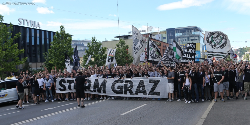 Sturm Graz - Admira Wacker
Oesterreichische Fussball Bundesliga, 35. Runde, SK Sturm Graz - FC Admira Wacker Moedling, Stadion Liebenau Graz, 25.05.2017. 

Foto zeigt Fans von Sturm beim Corteo
Schlüsselwörter: pyrotechnik