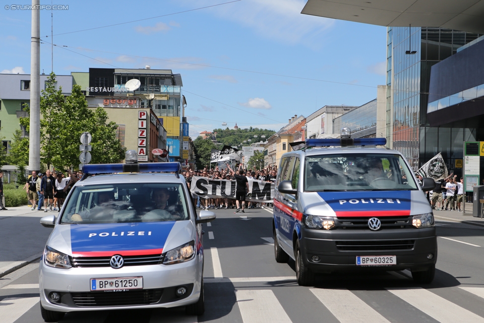 Sturm Graz - Admira Wacker
Oesterreichische Fussball Bundesliga, 35. Runde, SK Sturm Graz - FC Admira Wacker Moedling, Stadion Liebenau Graz, 25.05.2017. 

Foto zeigt Fans von Sturm beim Corteo
Schlüsselwörter: pyrotechnik