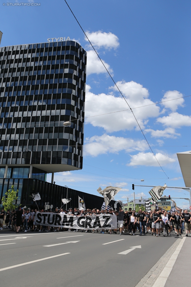 Sturm Graz - Admira Wacker
Oesterreichische Fussball Bundesliga, 35. Runde, SK Sturm Graz - FC Admira Wacker Moedling, Stadion Liebenau Graz, 25.05.2017. 

Foto zeigt Fans von Sturm beim Corteo
Schlüsselwörter: pyrotechnik