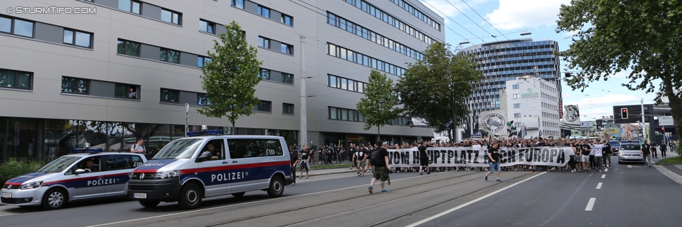 Sturm Graz - Admira Wacker
Oesterreichische Fussball Bundesliga, 35. Runde, SK Sturm Graz - FC Admira Wacker Moedling, Stadion Liebenau Graz, 25.05.2017. 

Foto zeigt Fans von Sturm beim Corteo
Schlüsselwörter: pyrotechnik