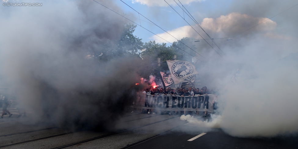 Sturm Graz - Admira Wacker
Oesterreichische Fussball Bundesliga, 35. Runde, SK Sturm Graz - FC Admira Wacker Moedling, Stadion Liebenau Graz, 25.05.2017. 

Foto zeigt Fans von Sturm beim Corteo
Schlüsselwörter: pyrotechnik