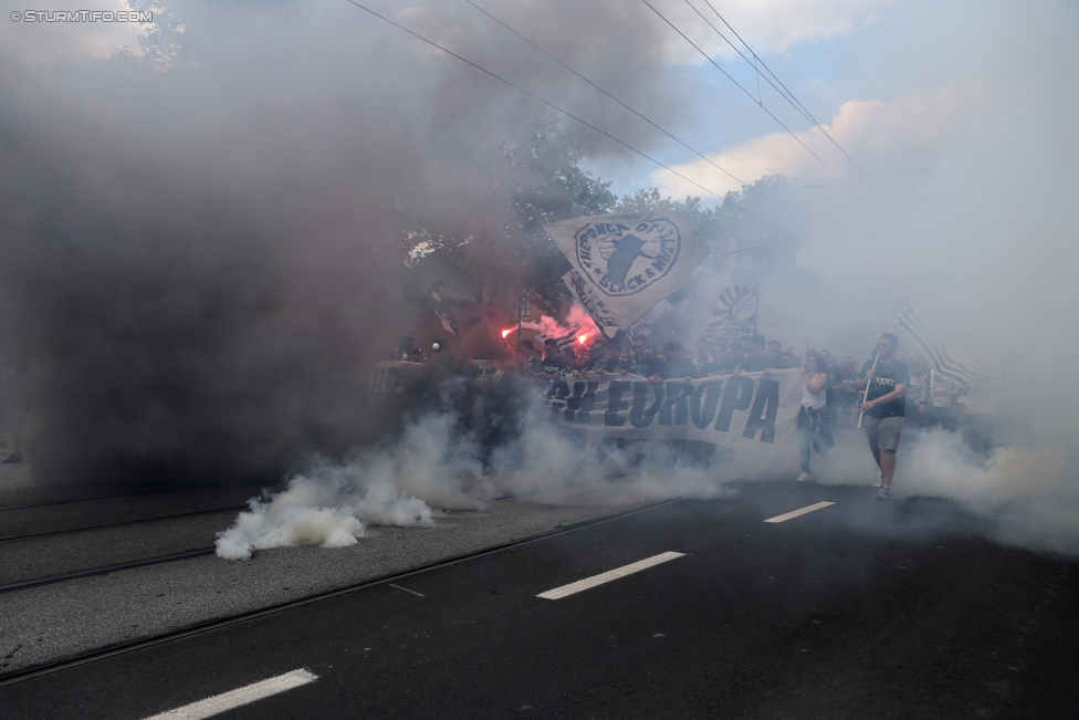 Sturm Graz - Admira Wacker
Oesterreichische Fussball Bundesliga, 35. Runde, SK Sturm Graz - FC Admira Wacker Moedling, Stadion Liebenau Graz, 25.05.2017. 

Foto zeigt Fans von Sturm beim Corteo
Schlüsselwörter: pyrotechnik