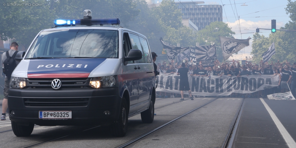 Sturm Graz - Admira Wacker
Oesterreichische Fussball Bundesliga, 35. Runde, SK Sturm Graz - FC Admira Wacker Moedling, Stadion Liebenau Graz, 25.05.2017. 

Foto zeigt Fans von Sturm beim Corteo
Schlüsselwörter: pyrotechnik