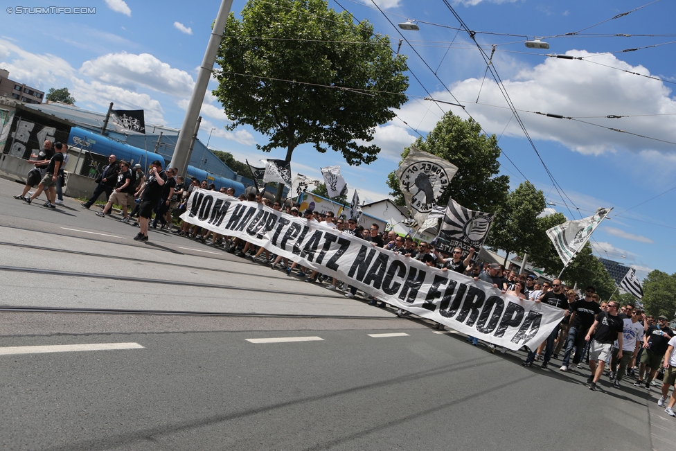 Sturm Graz - Admira Wacker
Oesterreichische Fussball Bundesliga, 35. Runde, SK Sturm Graz - FC Admira Wacker Moedling, Stadion Liebenau Graz, 25.05.2017. 

Foto zeigt Fans von Sturm beim Corteo
Schlüsselwörter: pyrotechnik