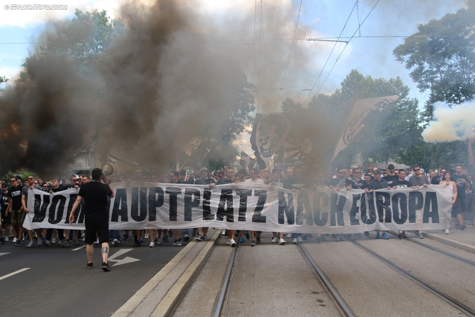 Sturm Graz - Admira Wacker
Oesterreichische Fussball Bundesliga, 35. Runde, SK Sturm Graz - FC Admira Wacker Moedling, Stadion Liebenau Graz, 25.05.2017. 

Foto zeigt Fans von Sturm beim Corteo
Schlüsselwörter: pyrotechnik