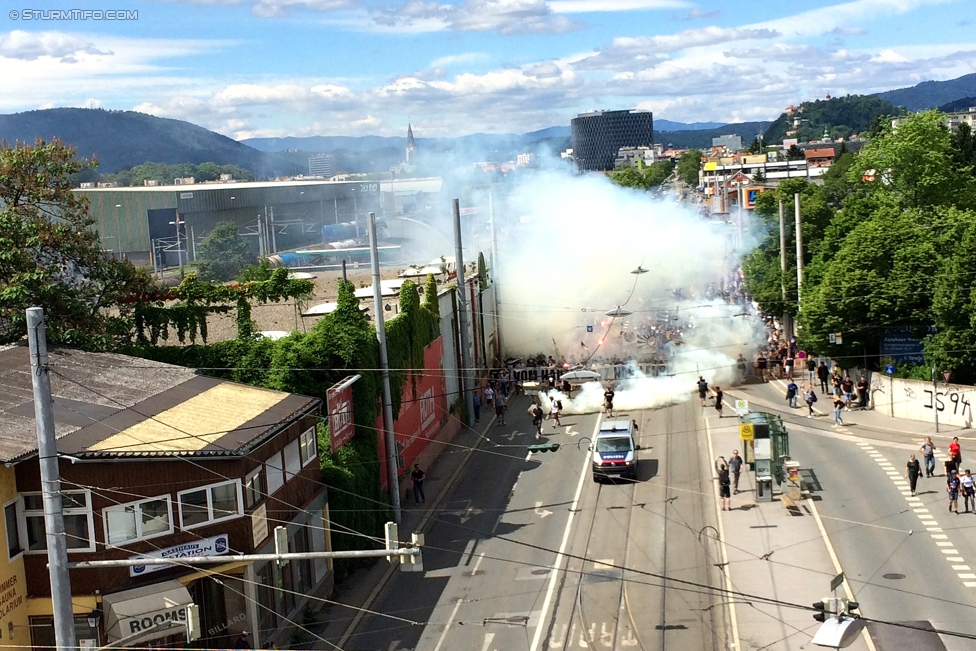 Sturm Graz - Admira Wacker
Oesterreichische Fussball Bundesliga, 35. Runde, SK Sturm Graz - FC Admira Wacker Moedling, Stadion Liebenau Graz, 25.05.2017. 

Foto zeigt Fans von Sturm beim Corteo
