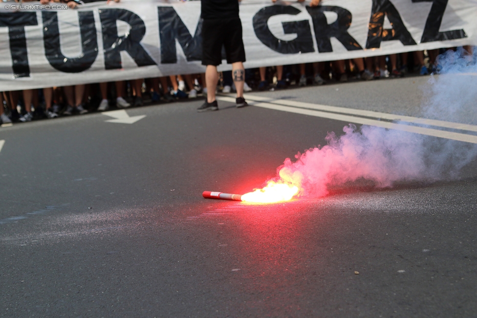 Sturm Graz - Admira Wacker
Oesterreichische Fussball Bundesliga, 35. Runde, SK Sturm Graz - FC Admira Wacker Moedling, Stadion Liebenau Graz, 25.05.2017. 

Foto zeigt Fans von Sturm beim Corteo
Schlüsselwörter: pyrotechnik