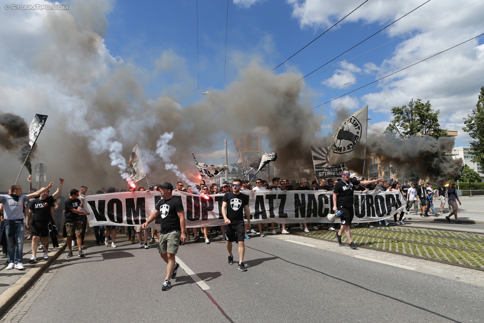 Sturm Graz - Admira Wacker
Oesterreichische Fussball Bundesliga, 35. Runde, SK Sturm Graz - FC Admira Wacker Moedling, Stadion Liebenau Graz, 25.05.2017. 

Foto zeigt Fans von Sturm beim Corteo
Schlüsselwörter: pyrotechnik