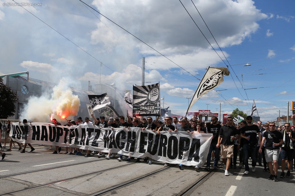 Sturm Graz - Admira Wacker
Oesterreichische Fussball Bundesliga, 35. Runde, SK Sturm Graz - FC Admira Wacker Moedling, Stadion Liebenau Graz, 25.05.2017. 

Foto zeigt Fans von Sturm beim Corteo
Schlüsselwörter: pyrotechnik