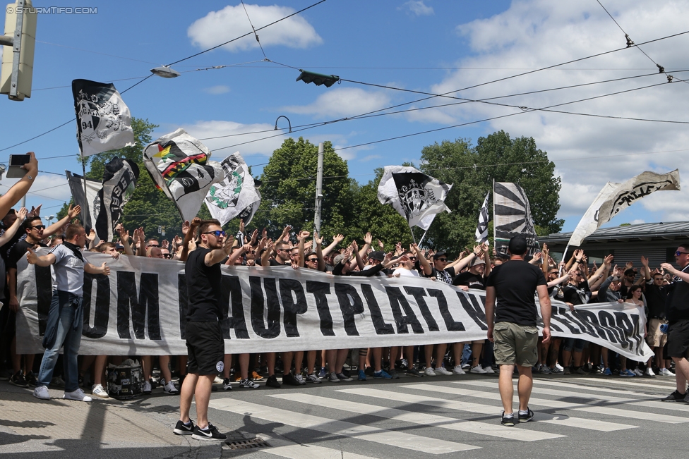 Sturm Graz - Admira Wacker
Oesterreichische Fussball Bundesliga, 35. Runde, SK Sturm Graz - FC Admira Wacker Moedling, Stadion Liebenau Graz, 25.05.2017. 

Foto zeigt Fans von Sturm beim Corteo
Schlüsselwörter: pyrotechnik