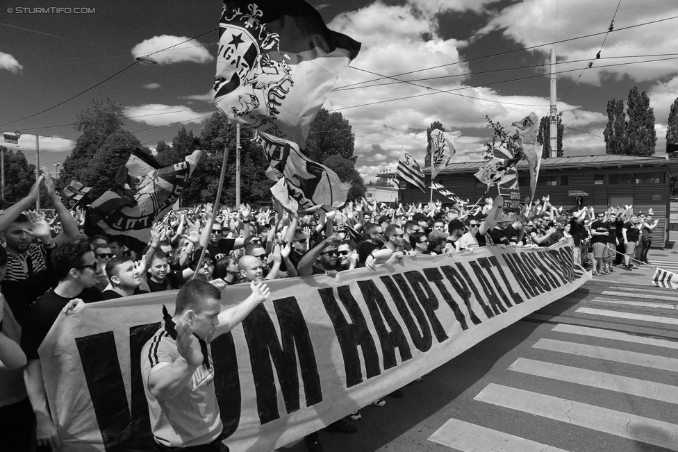 Sturm Graz - Admira Wacker
Oesterreichische Fussball Bundesliga, 35. Runde, SK Sturm Graz - FC Admira Wacker Moedling, Stadion Liebenau Graz, 25.05.2017. 

Foto zeigt Fans von Sturm beim Corteo
Schlüsselwörter: pyrotechnik