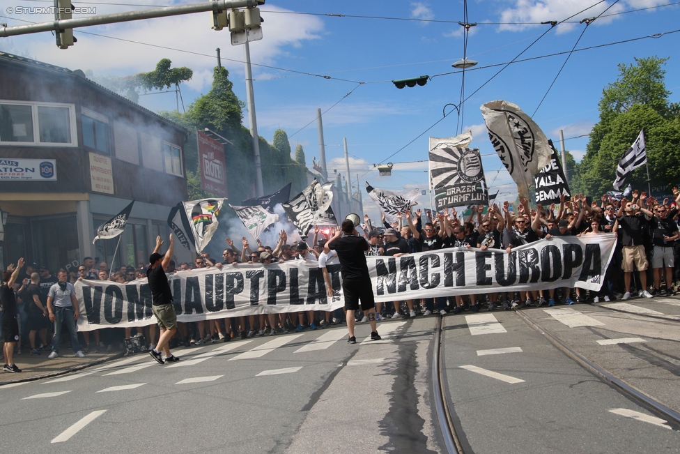 Sturm Graz - Admira Wacker
Oesterreichische Fussball Bundesliga, 35. Runde, SK Sturm Graz - FC Admira Wacker Moedling, Stadion Liebenau Graz, 25.05.2017. 

Foto zeigt Fans von Sturm beim Corteo
Schlüsselwörter: pyrotechnik