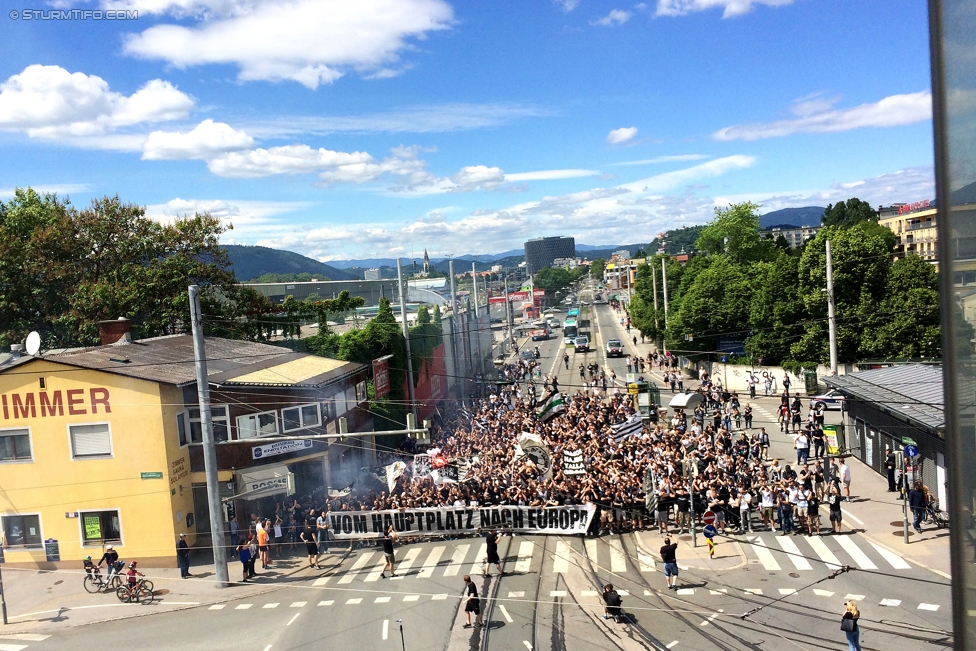 Sturm Graz - Admira Wacker
Oesterreichische Fussball Bundesliga, 35. Runde, SK Sturm Graz - FC Admira Wacker Moedling, Stadion Liebenau Graz, 25.05.2017. 

Foto zeigt Fans von Sturm beim Corteo
