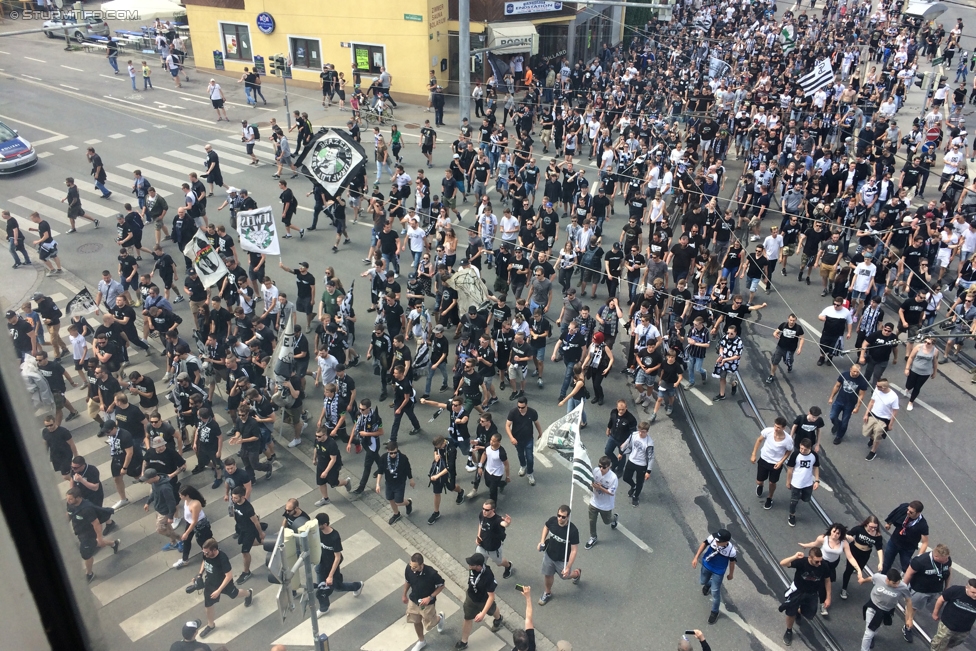 Sturm Graz - Admira Wacker
Oesterreichische Fussball Bundesliga, 35. Runde, SK Sturm Graz - FC Admira Wacker Moedling, Stadion Liebenau Graz, 25.05.2017. 

Foto zeigt Fans von Sturm beim Corteo
