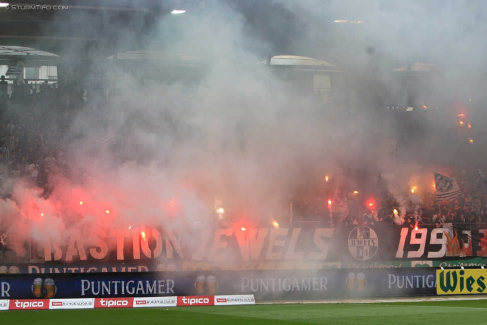 Sturm Graz - Admira Wacker
Oesterreichische Fussball Bundesliga, 35. Runde, SK Sturm Graz - FC Admira Wacker Moedling, Stadion Liebenau Graz, 25.05.2017. 

Foto zeigt Fans von Sturm mit einer Choreografie
Schlüsselwörter: pyrotechnik