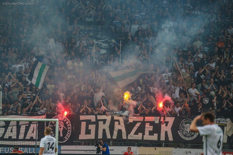 Sturm Graz - Admira Wacker
Oesterreichische Fussball Bundesliga, 35. Runde, SK Sturm Graz - FC Admira Wacker Moedling, Stadion Liebenau Graz, 25.05.2017. 

Foto zeigt Fans von Sturm
Schlüsselwörter: pyrotechnik