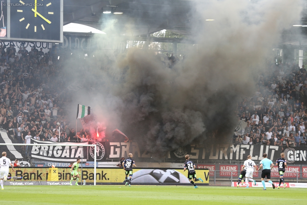 Sturm Graz - Admira Wacker
Oesterreichische Fussball Bundesliga, 35. Runde, SK Sturm Graz - FC Admira Wacker Moedling, Stadion Liebenau Graz, 25.05.2017. 

Foto zeigt Fans von Sturm
Schlüsselwörter: pyrotechnik