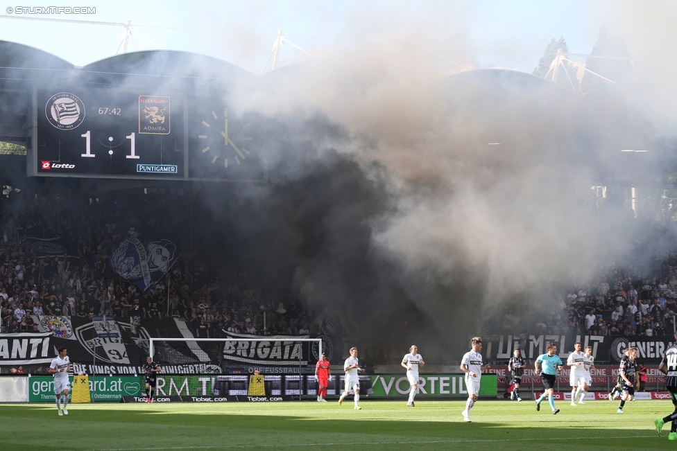 Sturm Graz - Admira Wacker
Oesterreichische Fussball Bundesliga, 35. Runde, SK Sturm Graz - FC Admira Wacker Moedling, Stadion Liebenau Graz, 25.05.2017. 

Foto zeigt Fans von Sturm
Schlüsselwörter: pyrotechnik