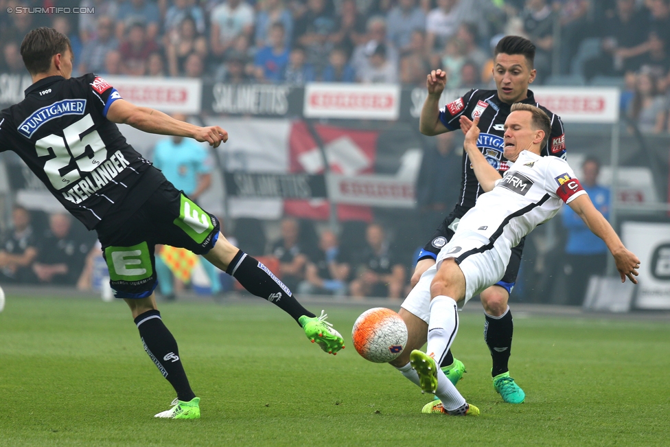 Sturm Graz - Admira Wacker
Oesterreichische Fussball Bundesliga, 35. Runde, SK Sturm Graz - FC Admira Wacker Moedling, Stadion Liebenau Graz, 25.05.2017. 

Foto zeigt Stefan Hierlaender (Sturm) und Baris Atik (Sturm)
Schlüsselwörter: pyrotechnik