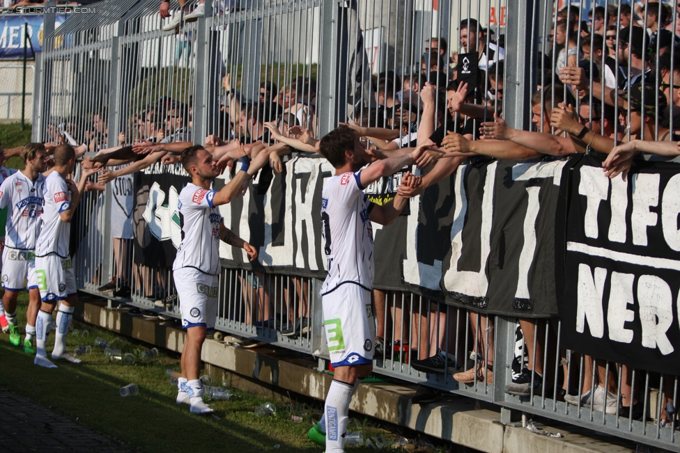 Wolfsberg - Sturm Graz
Oesterreichische Fussball Bundesliga, 36. Runde, Wolfsberger AC - SK Sturm Graz, Lavanttal Arena Wolfsberg, 28.05.2017. 

Foto zeigt Christian Schulz (Sturm) und Fans von Sturm
